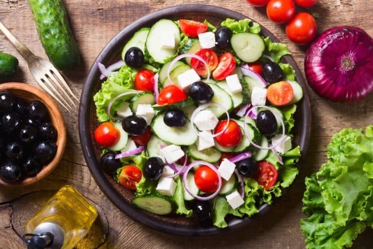 Griekse salade met tomaat, komkommer, ui, feta en olijven