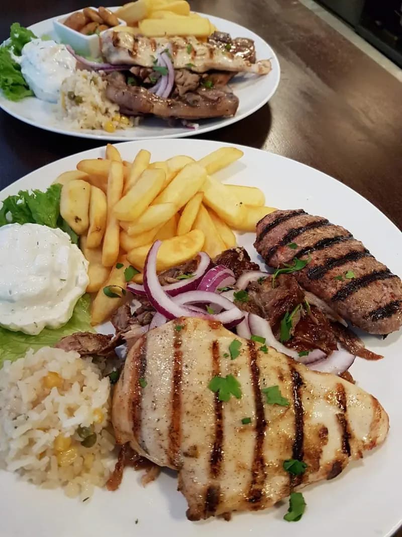 Lefkas schotel: soutzuki, kipfilet en gyros met frites, rijst en tzatziki