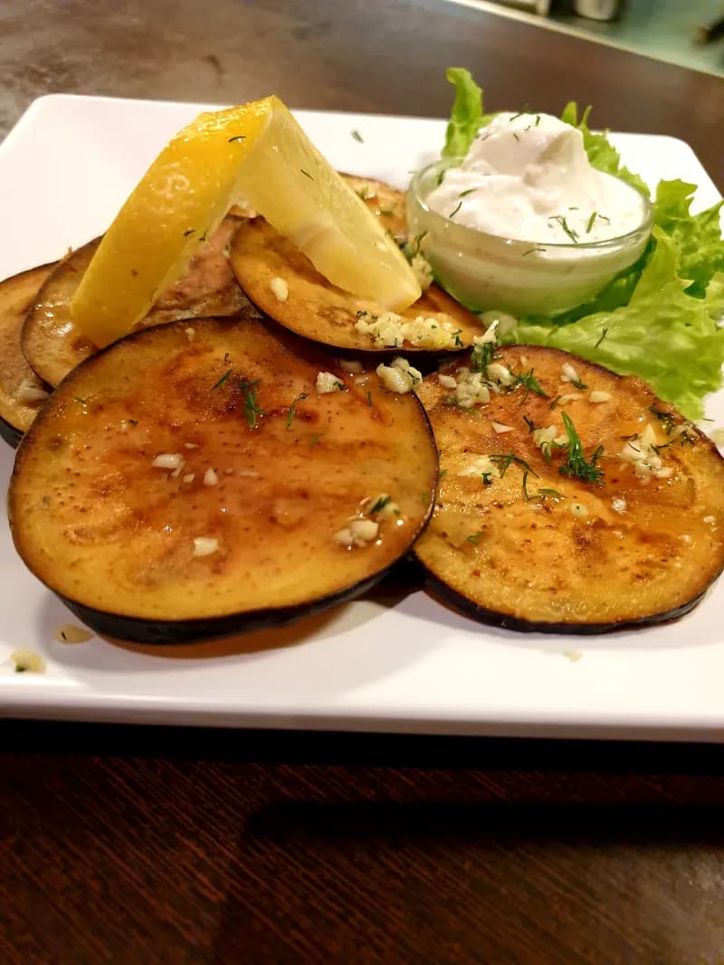 Melitzana: krokant gebakken aubergines met knoflook, citroen en tzatziki