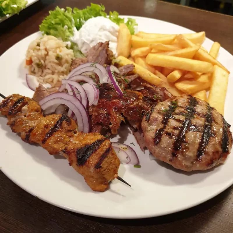 Meteora schotel: soutzuki, souvlaki en gyros met frites en tzatziki