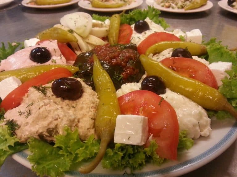 Pikilia: schaal met verschillende Griekse salades, feta, olijven en tomaat