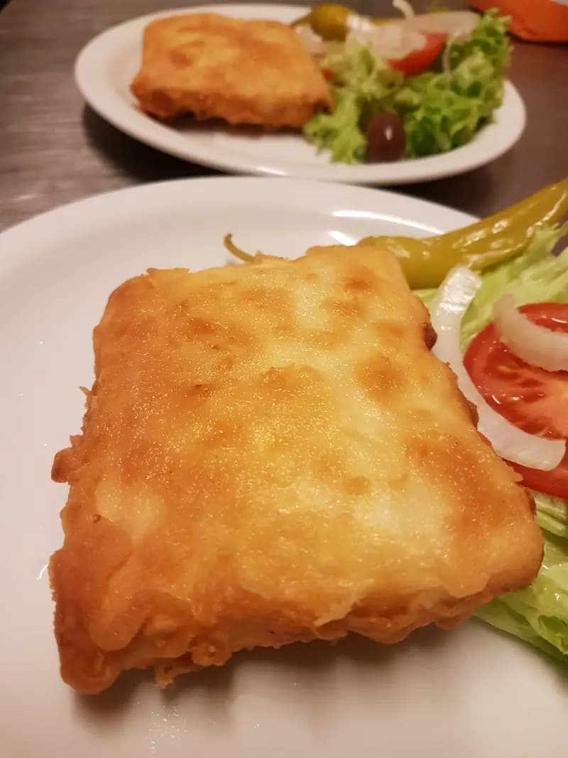 Saganaki: gebakken fetakaas met salade
