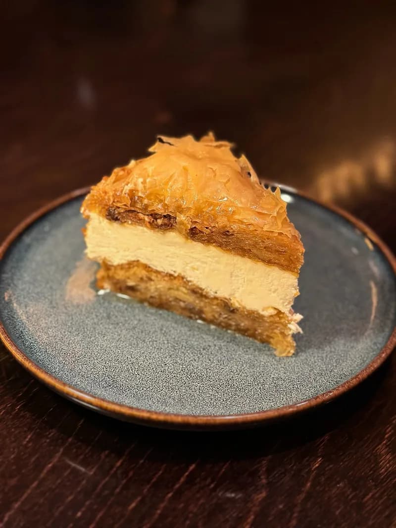 Baklava-cheesecake, een laag cheesecake tussen bladerdeeg