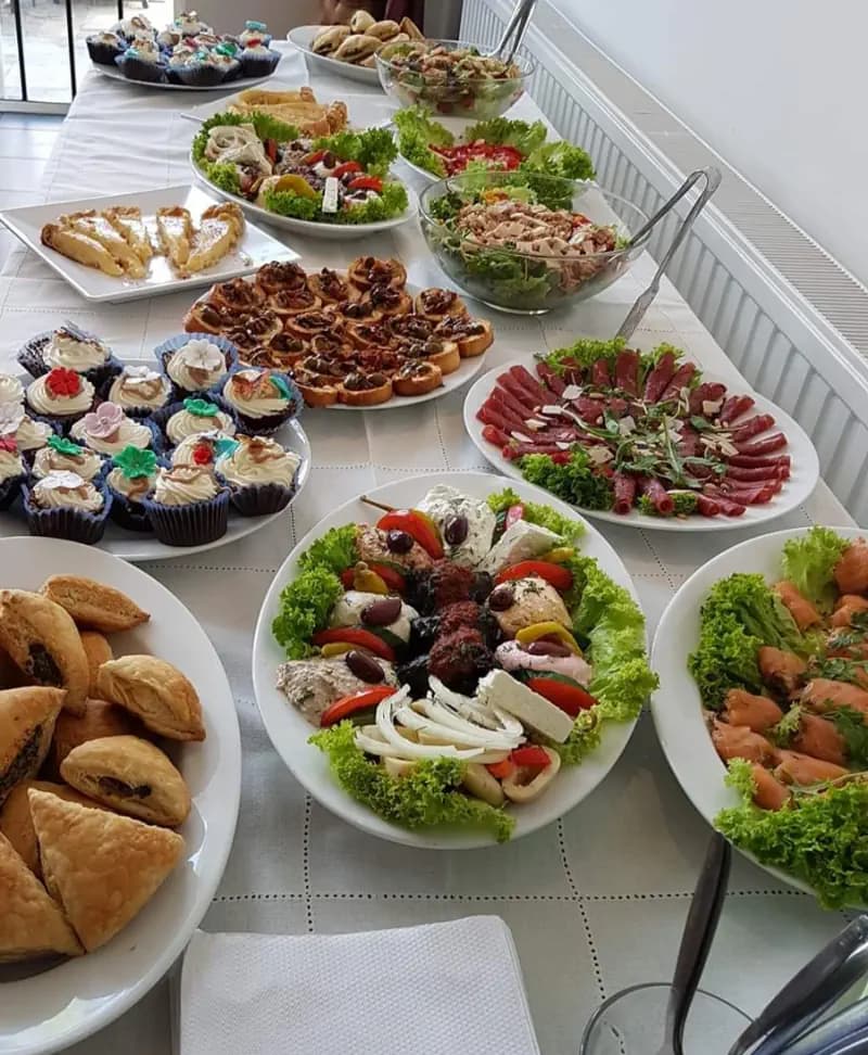 Buffet met Griekse hapjes, salades en gebak