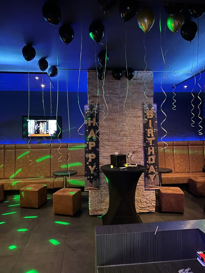 De Mythos Bar ingericht voor een verjaardag, met ballonnen, slingers en feestverlichting